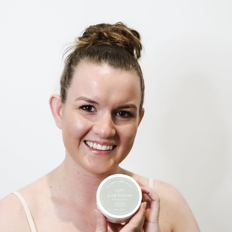 Model Holding SOS Night Repair Cream